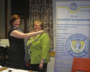 Donna hands over Chain of Office to Lesley