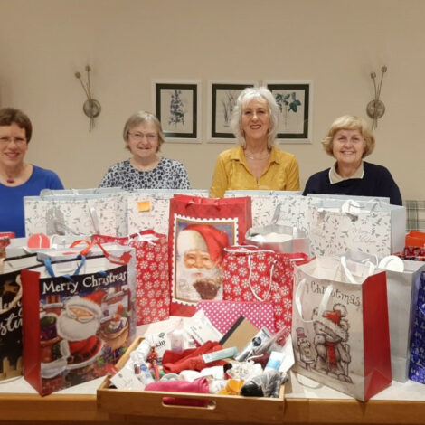 SI Swindon Members with gift bags